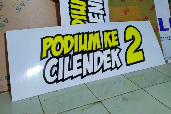 penggunaan akrilik untuk papan nama